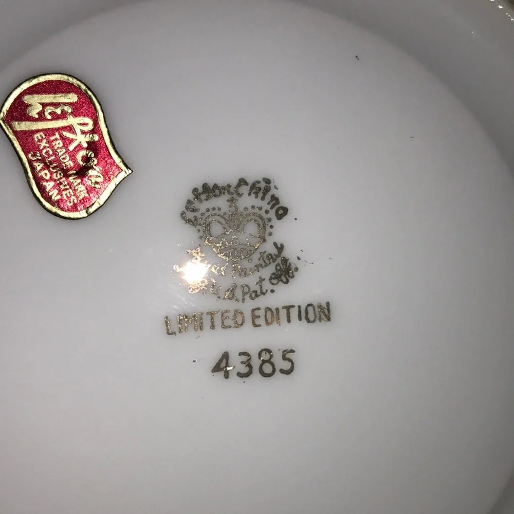 Festive Poinsettia Holiday Decor Plate - Red & Green